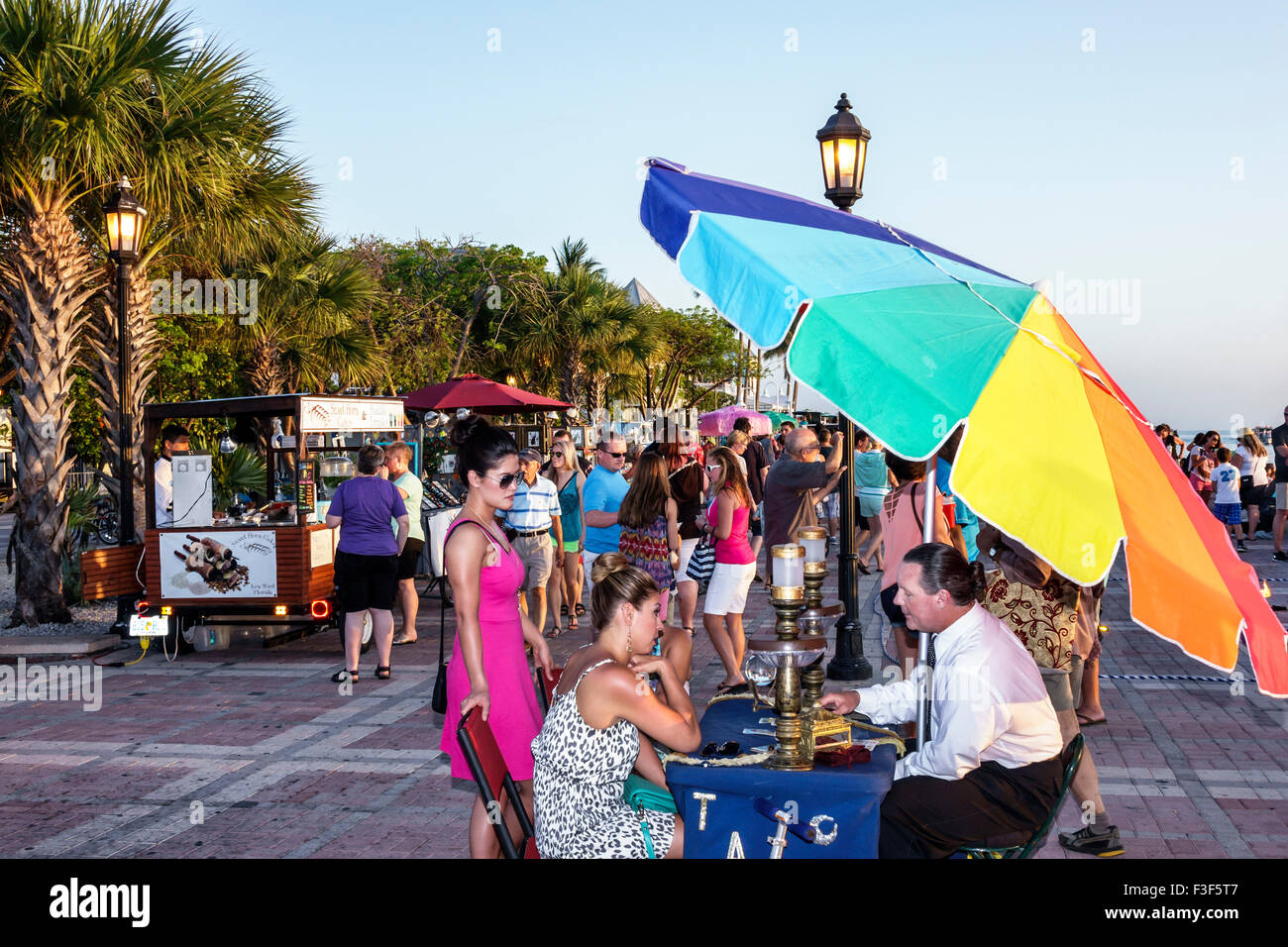 Key West Florida, Keys Mallory Square Dock, Sonnenuntergangsfeier, Festival, psychisch, Erwachsene Erwachsene Mann Männer, Frau Frauen weibliche Dame, Kunde, Besucher reisen Stockfoto