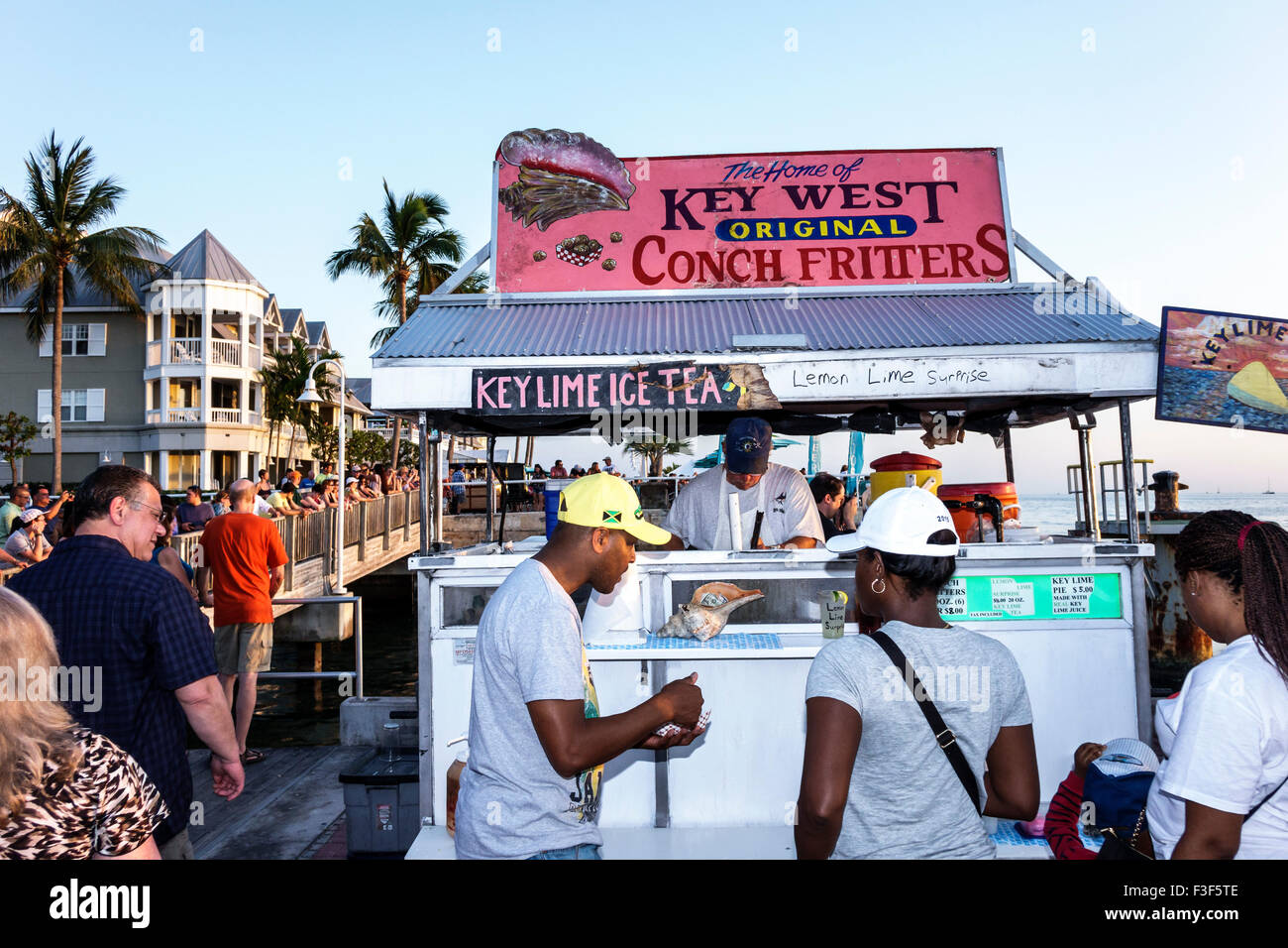Key West Florida, Keys Mallory Square Dock, Sonnenuntergangsfeier, Festival, Imbiss, Stände, Stand, Stände, Verkäufer, Verkäufer, Conch-Krabben, Einzelhandelsprodukte, disp Stockfoto