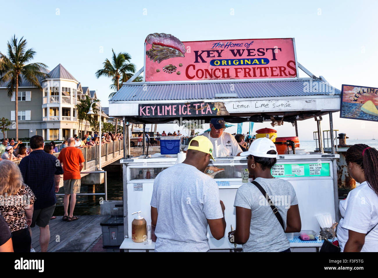 Key West Florida, Keys Mallory Square Dock, Sonnenuntergangsfeier, Festival, Lebensmittelstand, Stände, Stand, Stände, Verkäufer, Verkäufer, Conch-Krabben, Vitrine Verkauf, Bl Stockfoto