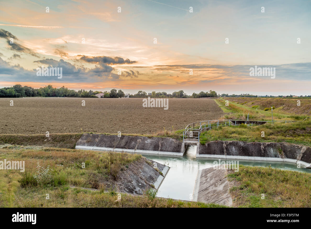 Kanal, Wasser für die Bewässerung von Feldern abzulenken Stockfoto