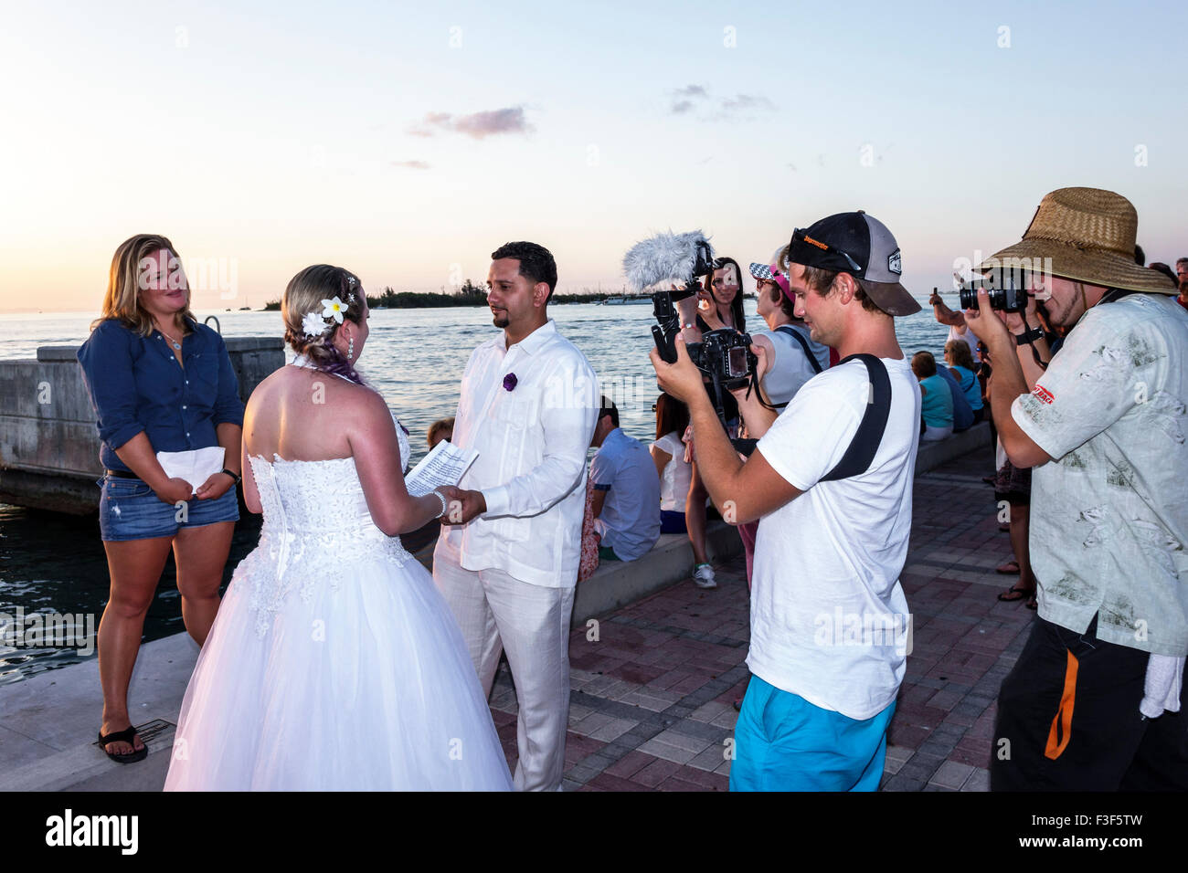 Key West Florida, Keys Mallory Square Dock, Sonnenuntergangsfeier, Festival, Hochzeitszeremonie, Brautpaar, Fotograf, Golf von Mexiko, Besucher reisen auf Reisen Stockfoto