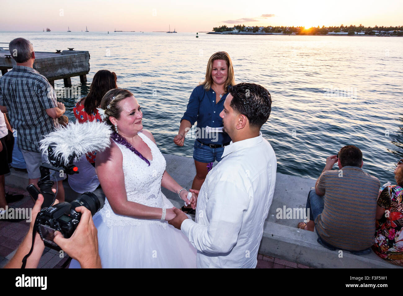 Key West Florida, Keys Mallory Square Dock, Sonnenuntergangsfeier, Festival, Hochzeitszeremonie, Brautpaar, Fotograf, Golf von Mexiko, Besucher reisen auf Reisen Stockfoto