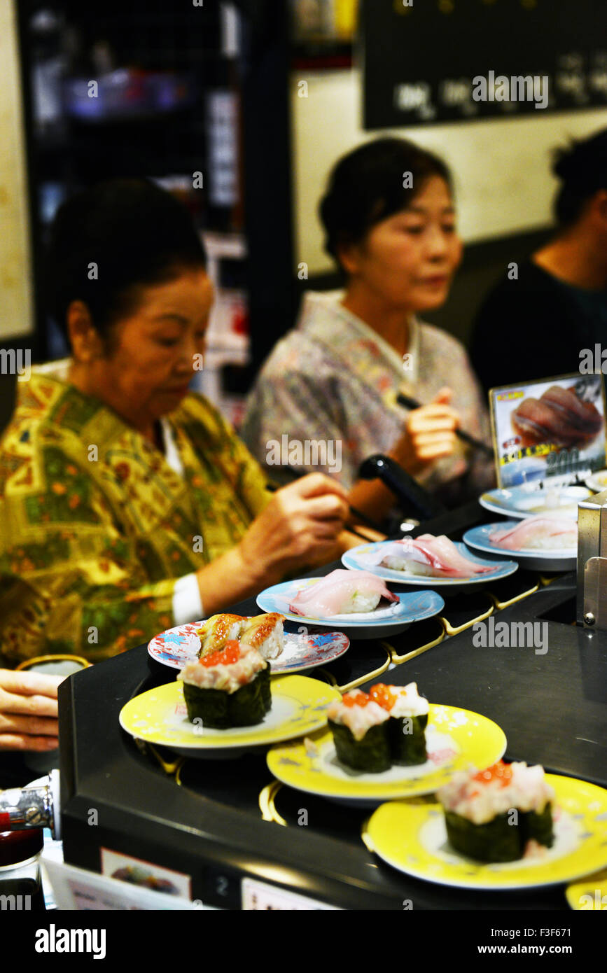 Traditionelle drehende Sushi Bar in Asakusa, Tokio. Stockfoto