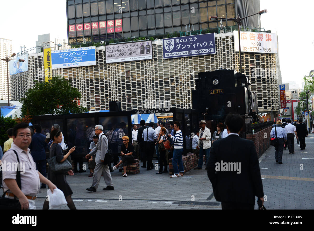 Raucherzone vor Shimbashi JR-Bahnhof in Tokio. Stockfoto