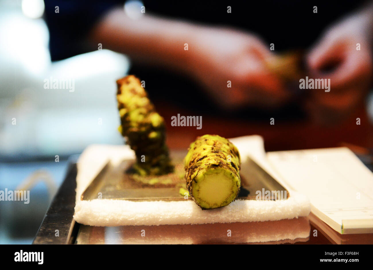 Frische japanische Wasabi Wurzel gerieben und serviert in einem Izakaya Restaurant-Bar in Tokio. Stockfoto