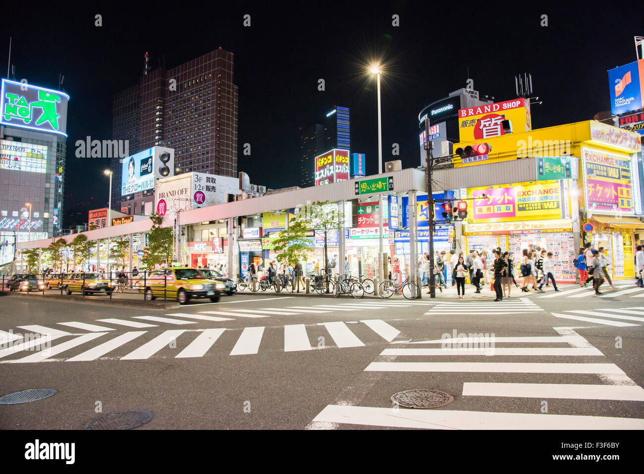 Ticket-Shops, Shinjuku station Ost Eingang Bereich, Shinjuku-Ku, Tokyo, Japan Stockfoto