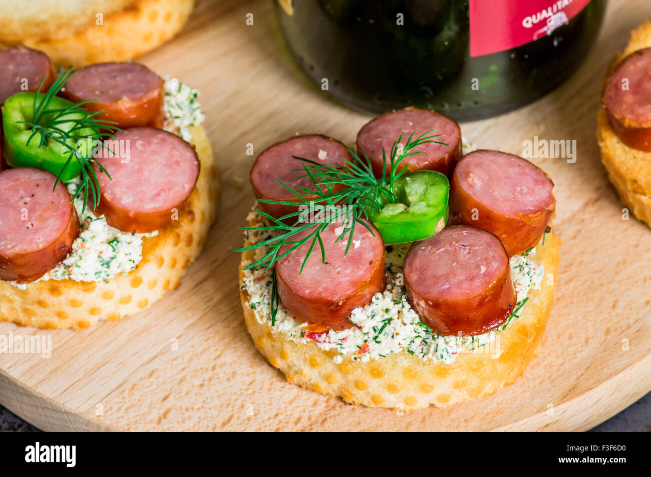 Tapas-Vorspeise mit Sauce und Wurst, Chili, Dill und Wein in der Nähe Stockfoto