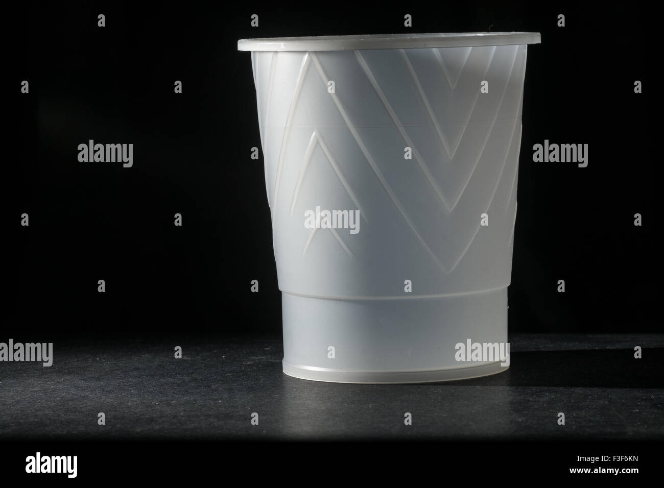 ein Close Up von einem Plastikbecher verwendet, um instant Cup Noddle Stockfoto