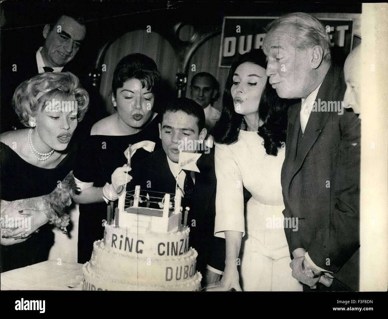 1959 - Maurice Chavelier feiert zehnjähriges Jubiläum Ring der Gesellschaft von den Boxring, feierte heute den zehnten Jahrestag seiner Gründung. Bei dieser Gelegenheit verteilt Maurice Chevalier, Ehrenvorsitzender des Vereins, diverse Auszeichnungen für die besten Boxer des Jahres. OPS: Maurice Chevalier verlangsamt die Kerzen Geburtstag Kuchen. Stehen um den Kuchen, von links nach rechts, Bella Darvi, Claudine Dupuis, Alphonse Halimi, der berühmte französische Meisterin und Ludmilla Tcherina. Keystone, BP 070159 © Keystone Bilder USA/ZUMAPRESS.com/Alamy Live-Nachrichten Stockfoto