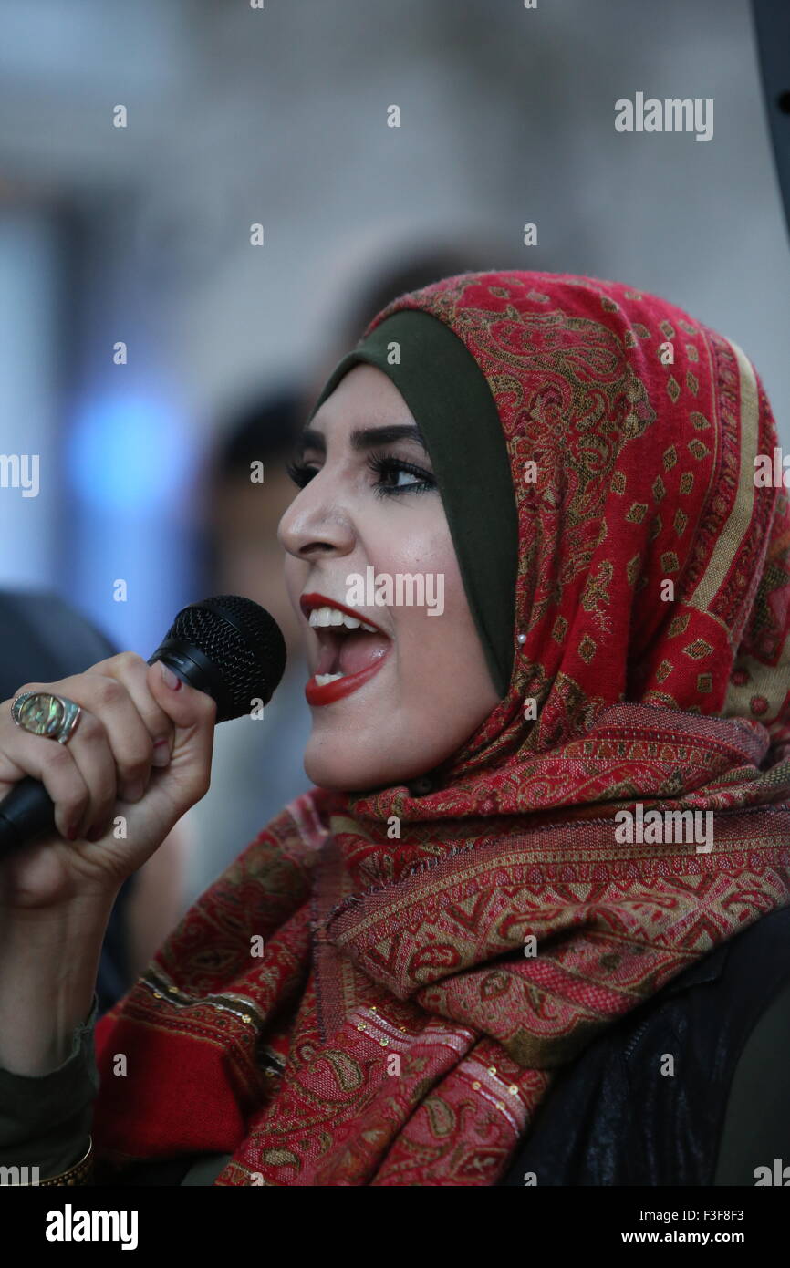 New York City, USA. 6. Oktober 2015. Weibliche activistAl Awda, NYC Studenten für Gerechtigkeit in Palästina und anderen Aktivisten-Organisationen veranstaltet eine "Tag des Zorns" Kundgebung vor dem israelischen Konsulat, Gewalt gegen die Palästinenser in Israel und der Westbank Kredit zu protestieren: Andy Katz/Pacific Press/Alamy Live News Stockfoto