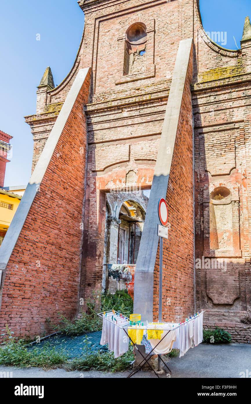 Kleider hingen zum Trocknen auf einem Wäscheständer vor historischen Ruinen in Italien Stockfoto