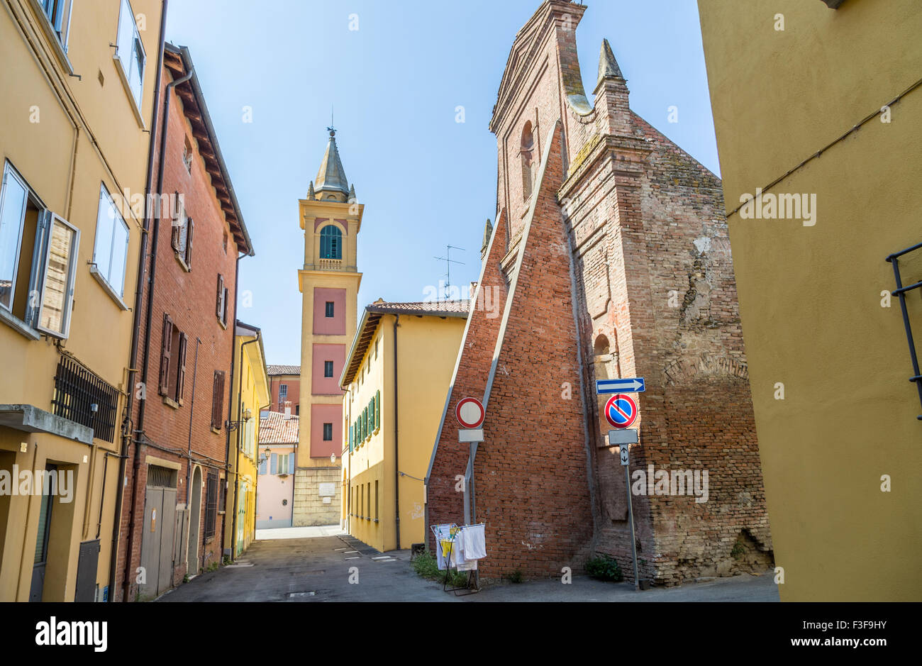 Kleider hingen zum Trocknen auf einem Wäscheständer vor historischen Ruinen in Italien Stockfoto