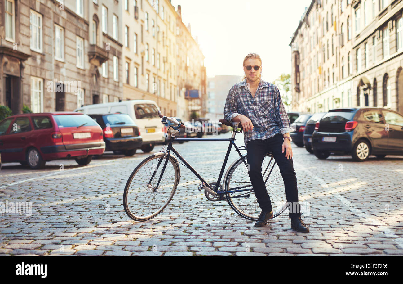 Wohnen in der Stadt, Porträt des jungen Mann auf seinem Motorrad sitzen Stockfoto