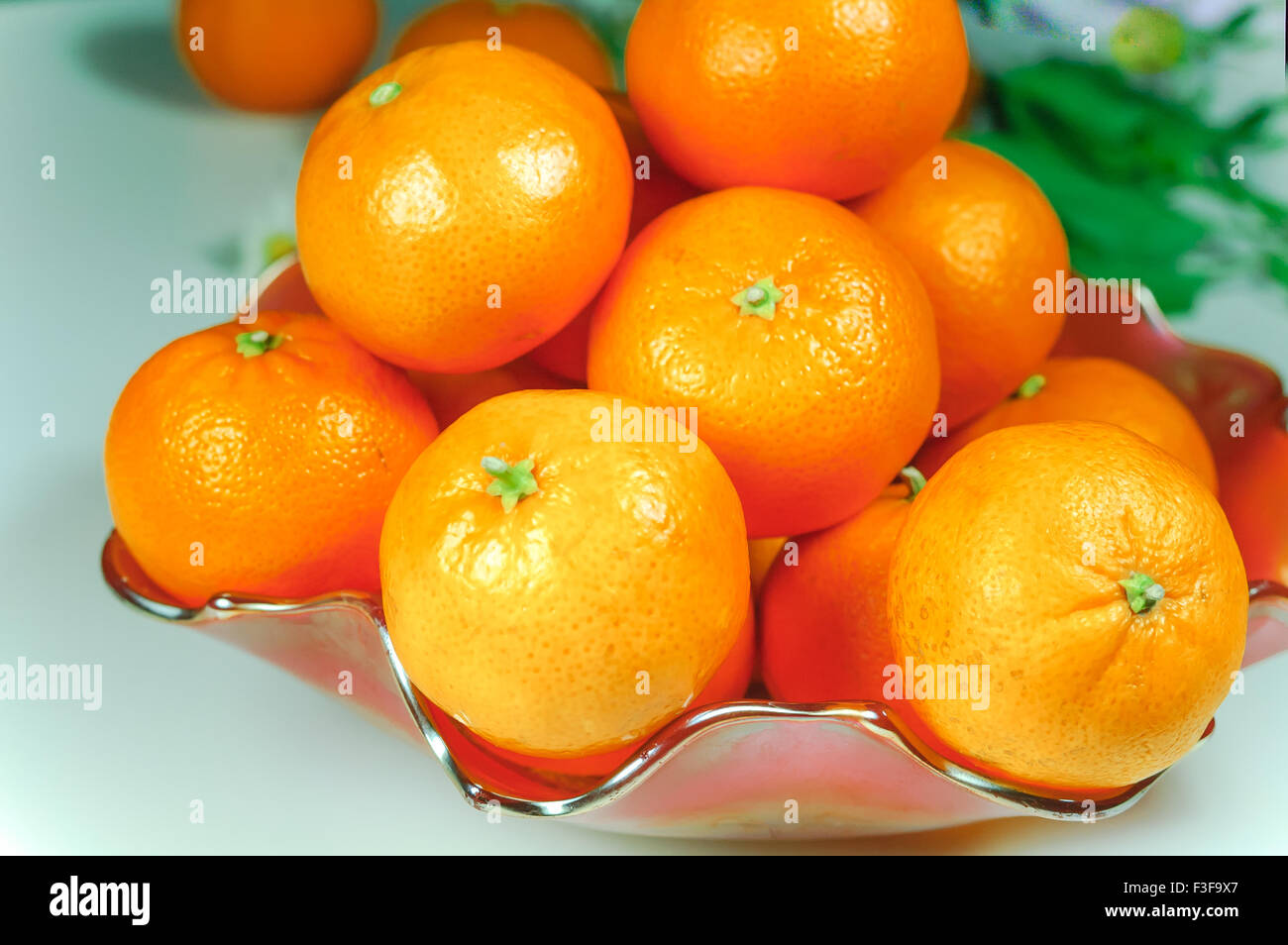 Mandarinen Orangen auf dem weißen Hintergrund Stockfoto