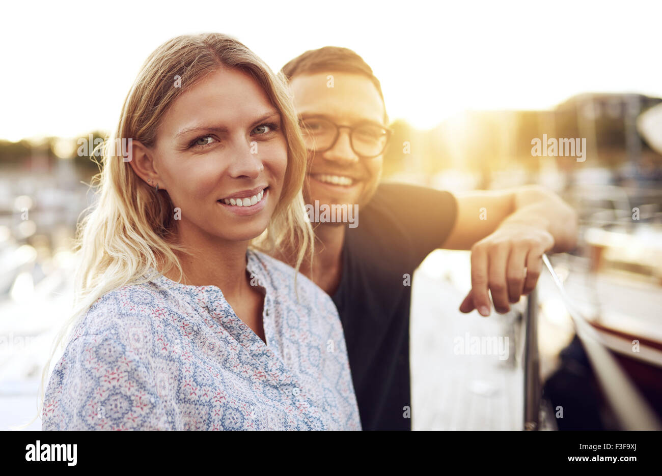 Paar sitzt auf ihrem Boot, lächelnd in die Kamera Stockfoto