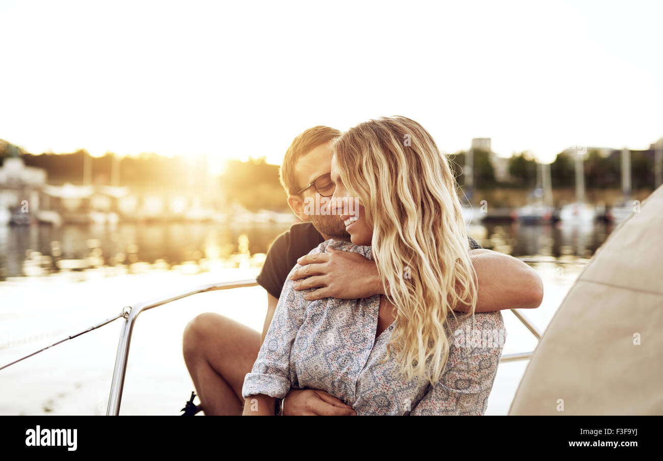 Liebespaar Leben draußen an einem Sommerabend zu genießen Stockfoto