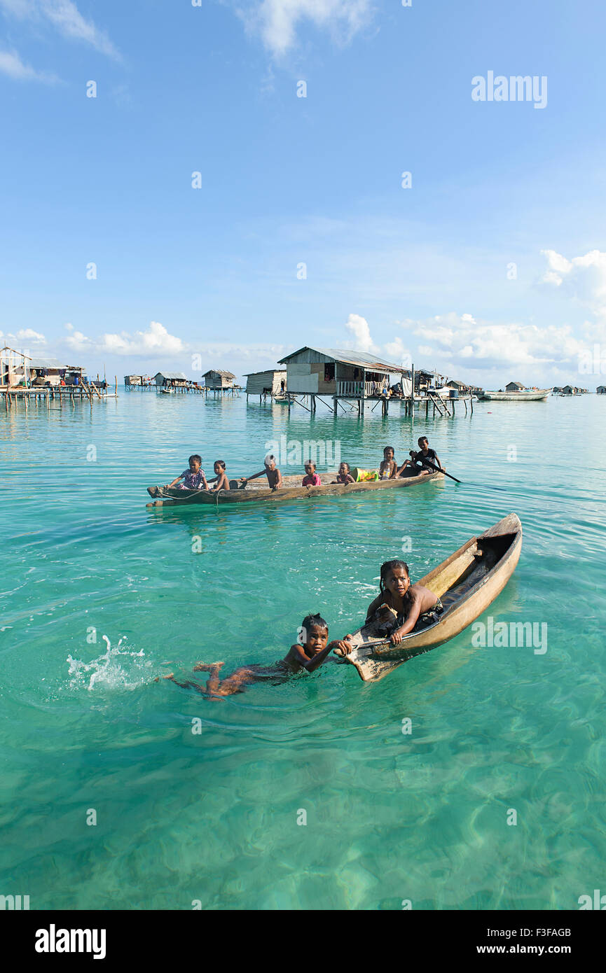 Unbekanntes Borneo Sea Gypsy Kinder auf Kanus in Mabul Maiga Insel, Sabah, Borneo, Malaysia. Stockfoto