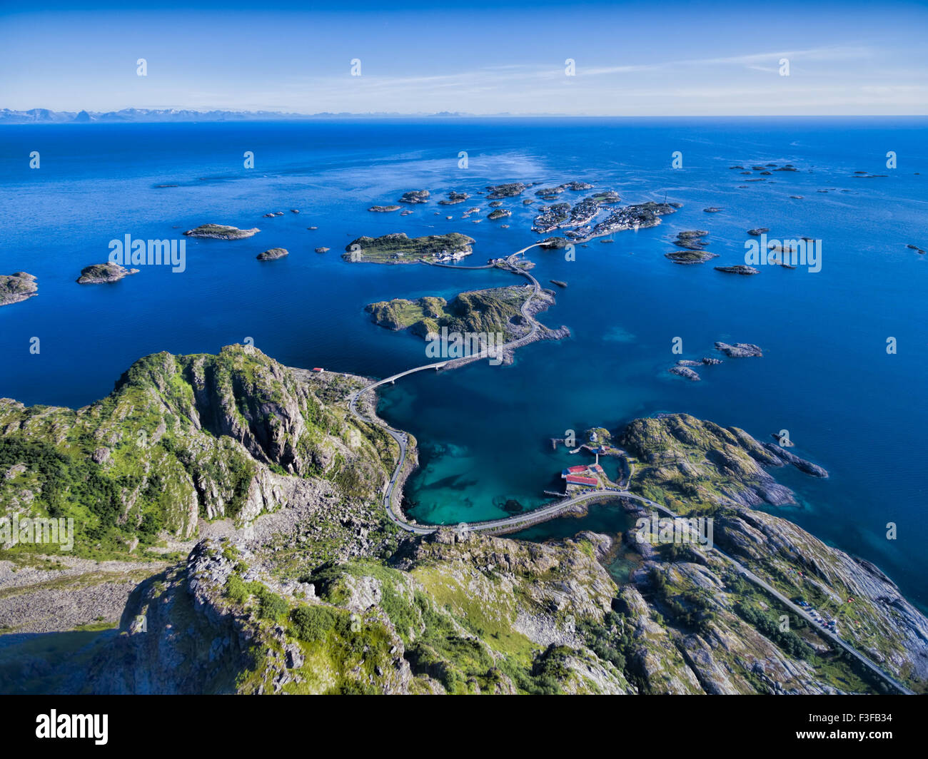 Luftaufnahme von Henningsvær, Fischereihafen auf Lofoten-Inseln Stockfoto