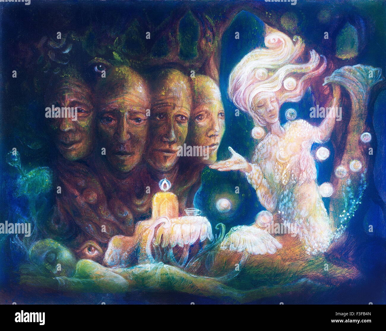 Spirituelle heiliger Baum der vier Gesichter, schöne bunte Gemälde von einem strahlenden Elfen Energie Lichter, Kreaturen und Tiere Stockfoto