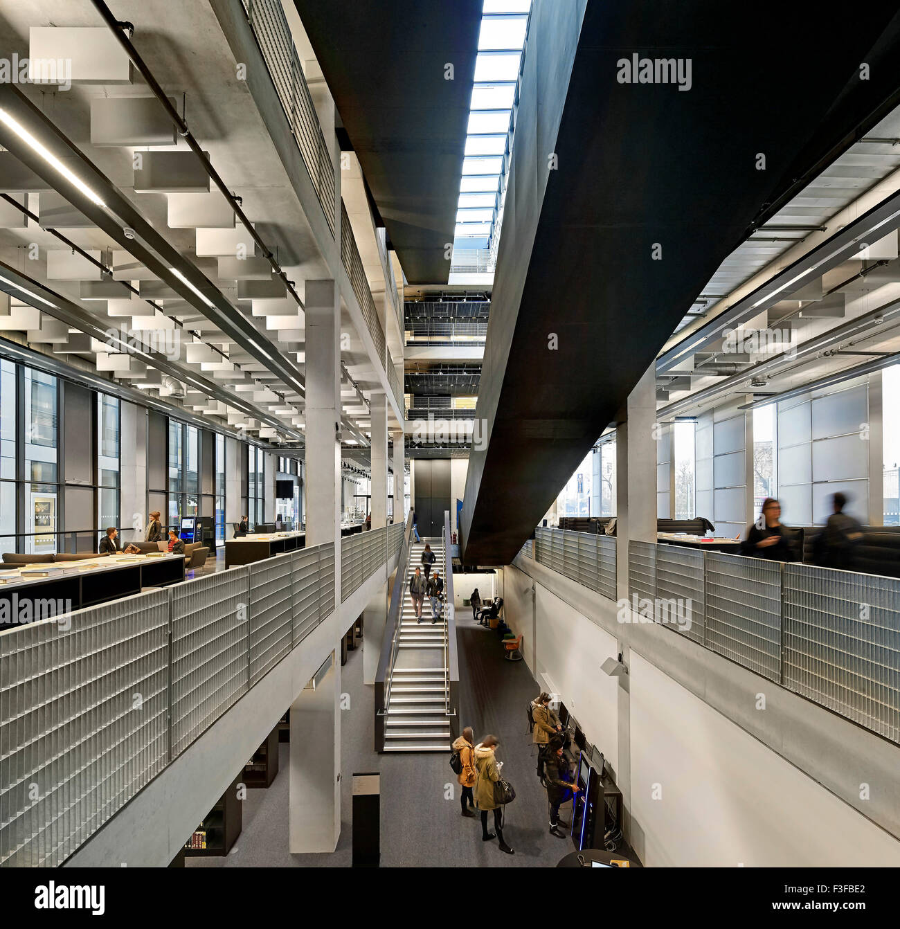 Zirkulation Weg mit Treppe und Forschung. Architekturschule Greenwich, London, Vereinigtes Königreich. Architekt: Henegha Stockfoto