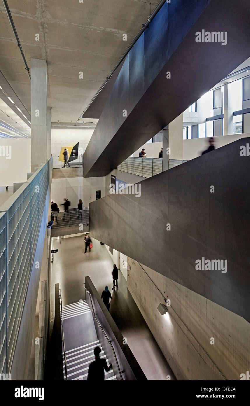 Treppenhaus-Verbindungen mit freiliegenden Betonflächen von oben gesehen. Architekturschule Greenwich, London, Vereinigtes Königreich. Bogen Stockfoto