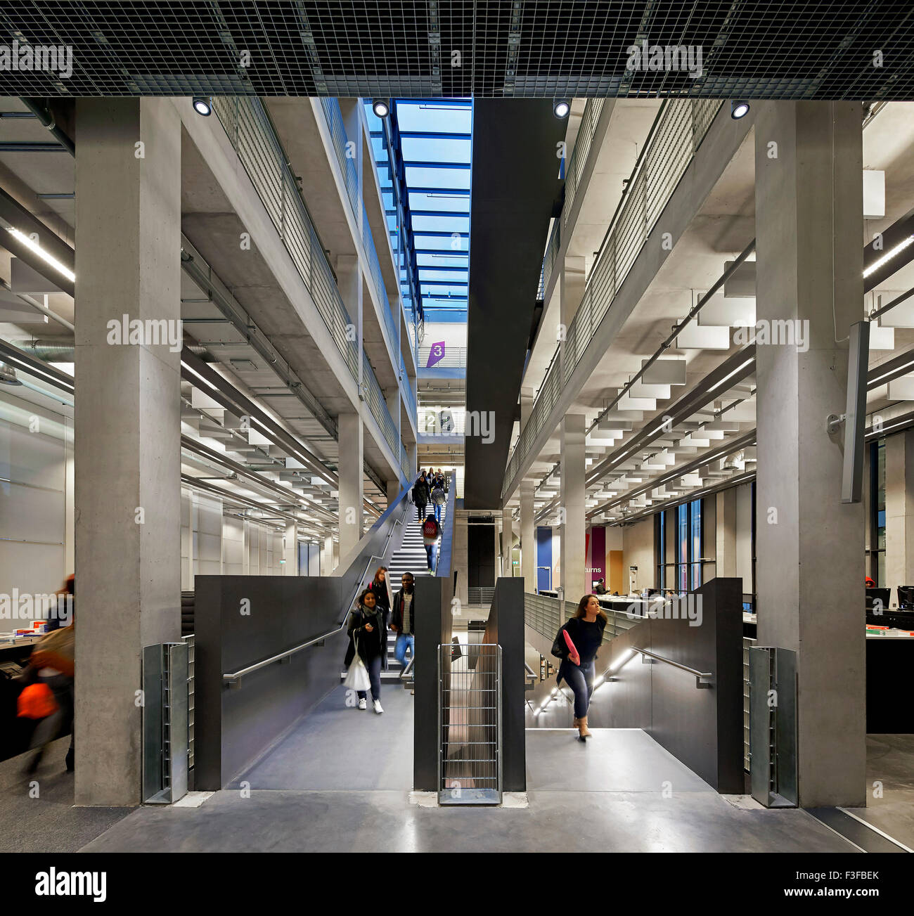 Zentrale Treppenhäuser mit freiliegenden Betonflächen. Architekturschule Greenwich, London, Vereinigtes Königreich. Architekt: Heneghan Stockfoto