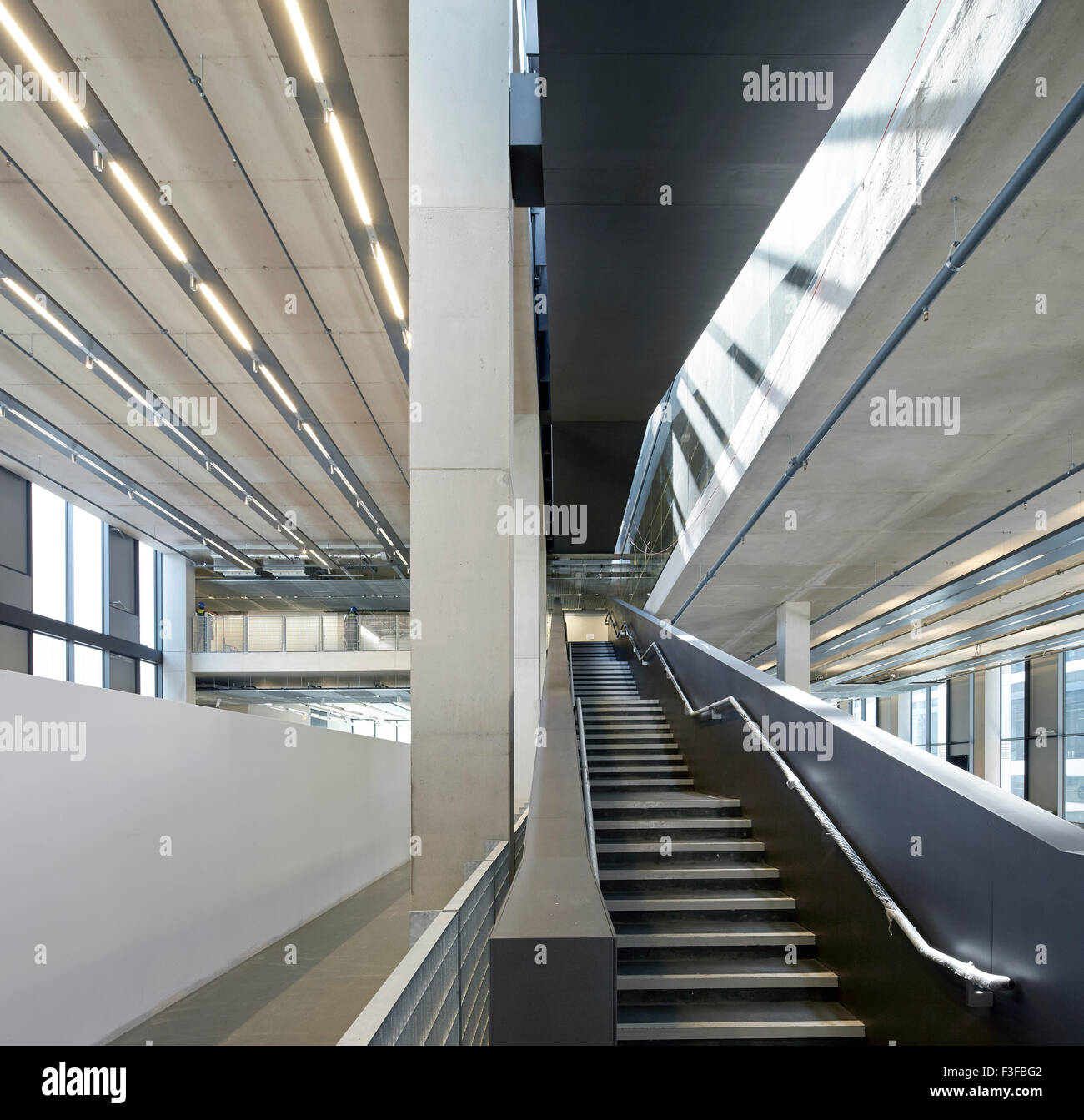 Industrielle Stahltreppe und Sichtbeton. Architekturschule Greenwich, London, Vereinigtes Königreich. Architekt: Heneghan P Stockfoto