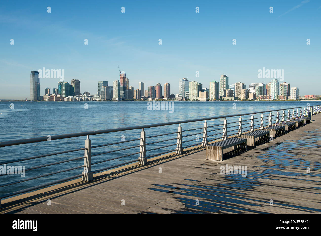 Skyline der Stadt von Jersey City und Hoboken New Jersey von einem Pier  über dem Wasser des Hudson River in New York City Stockfotografie - Alamy