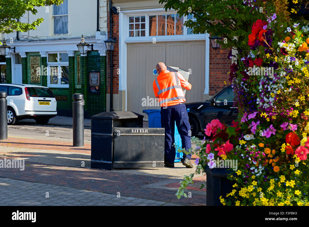 Des Rates Arbeiter Entleerung der Abfallbehälter auf einer Straße in Kingston upon Hull, East Riding of Yorkshire, Humberside, England UK Stockfoto