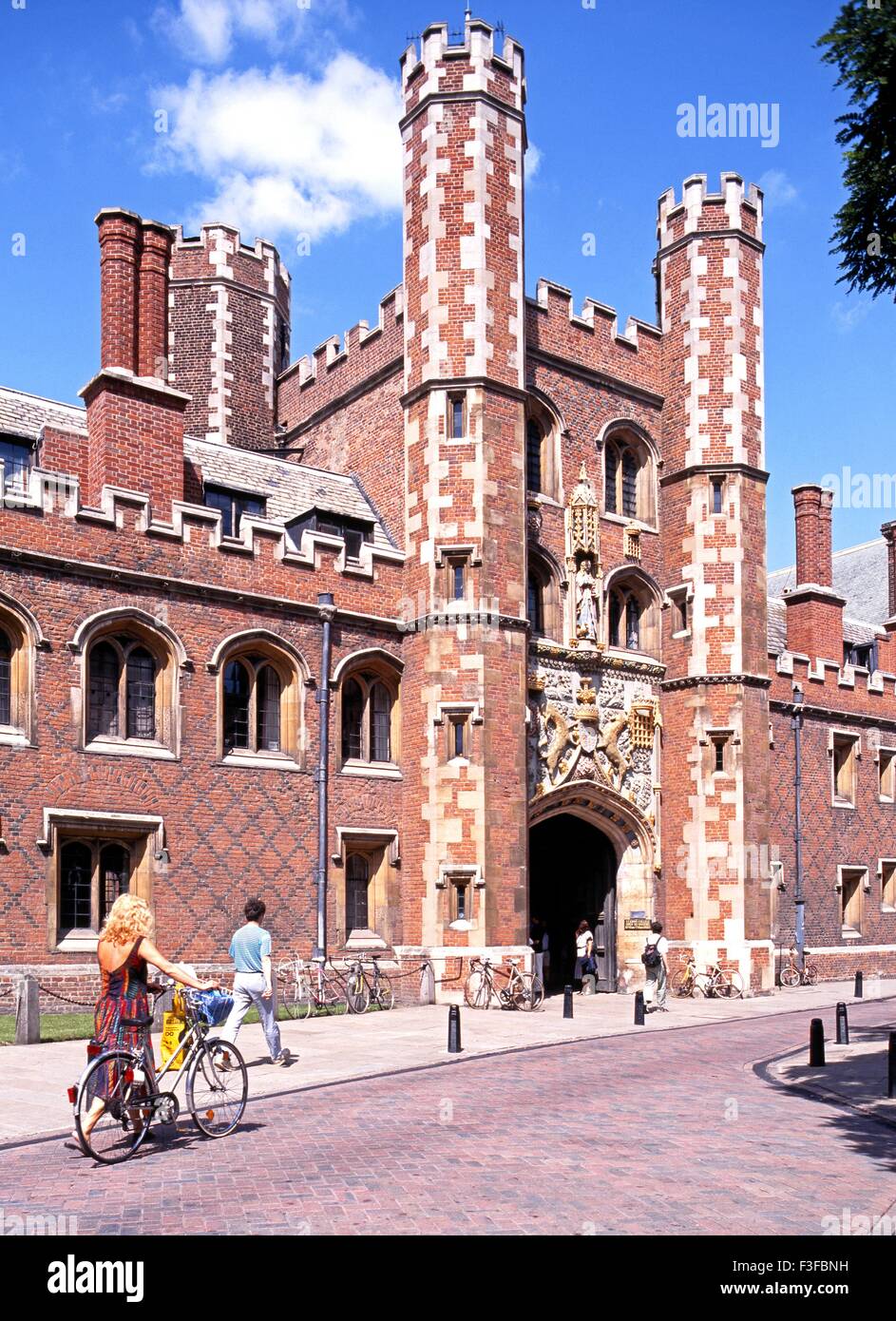 St. Johns College und große Tor entlang St Johns Street, Cambridge; Cambridgeshire, England, Vereinigtes Königreich, West-Europa. Stockfoto