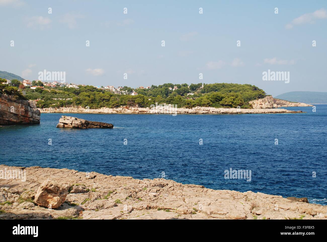 Die felsige Küste in Patitiri auf der griechischen Insel Alonissos in Inselgruppe der Nördlichen Sporaden. Stockfoto