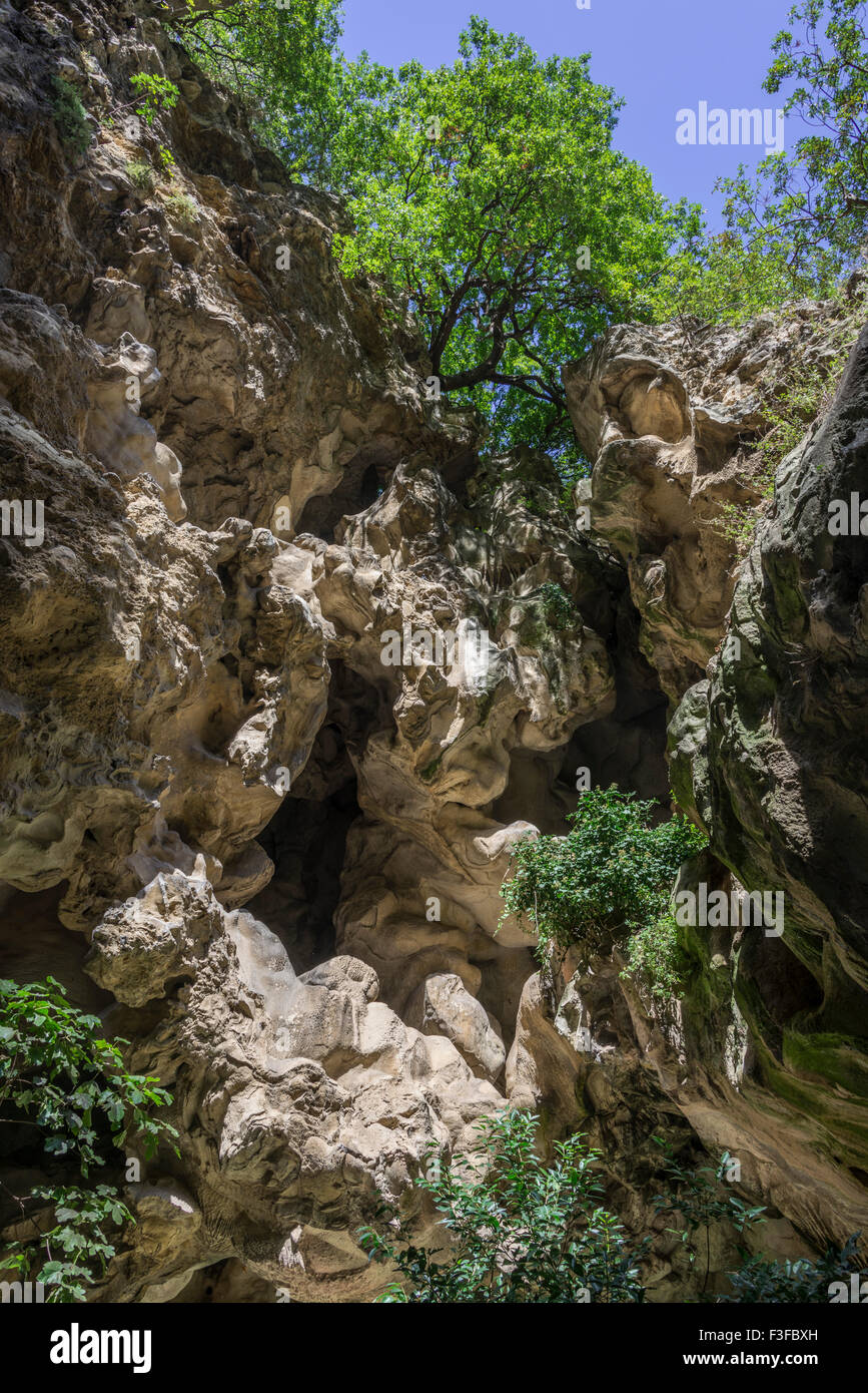 Ausgewaschene Felsen am Eingang zum Neptuns Grotte, Villa Gregoriana, Tivoli, Latium, Italien Stockfoto