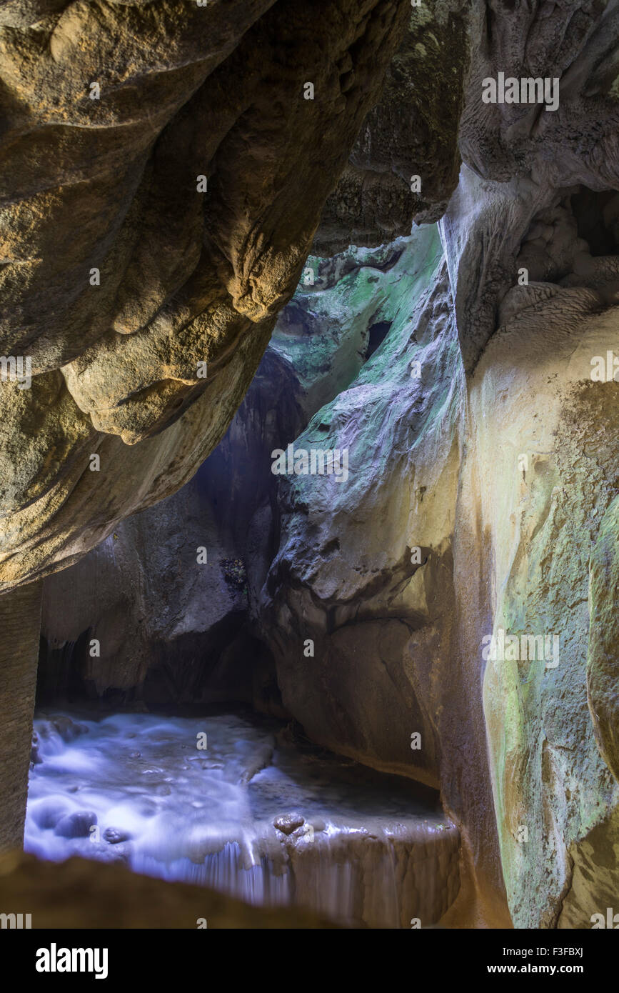 Aniene Fluss fließt durch Neptuns Grotte, Villa Gregoriana, Tivoli, Latium, Italien Stockfoto