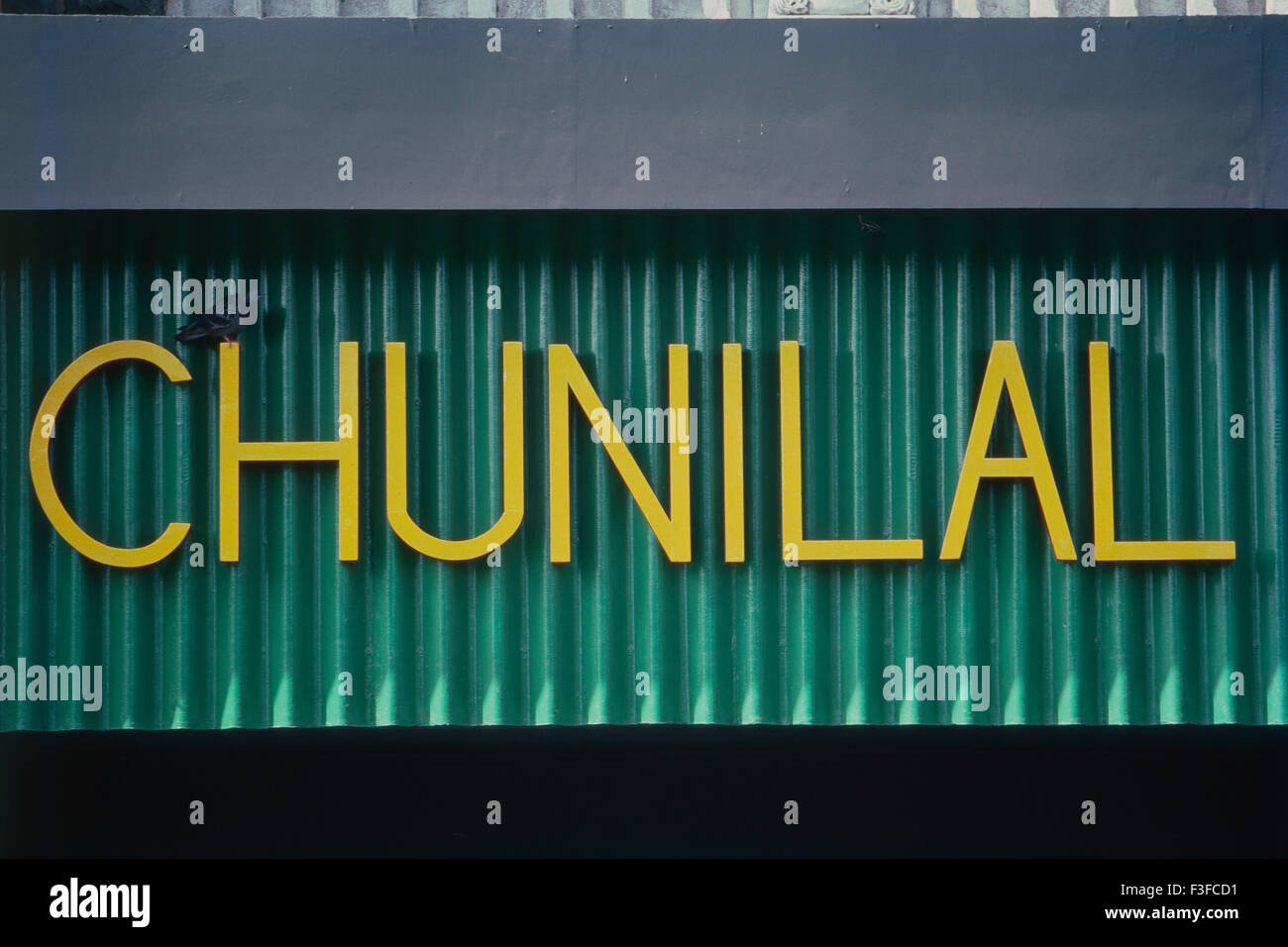 Typografie Art Deco Bombay Deco Mumbai Maharashtra Indien indo Deco Indischer artdeco künstlerisches extravagantes Namensgebäude Äußere Moderne Schriftarten Erhöhung dekorative Fassadenförderung asien asiatisch Stockfoto