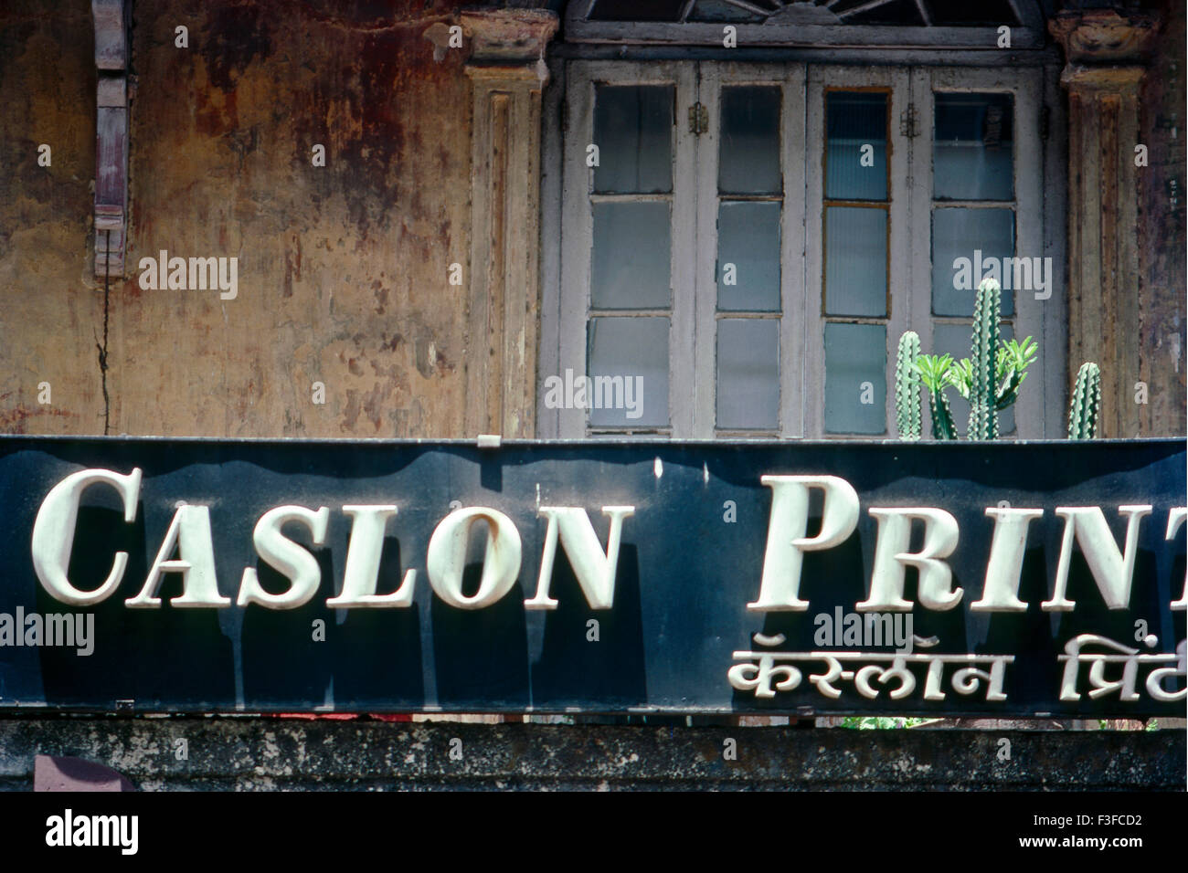 Typografie Art Deco Bombay Deco Mumbai Maharashtra Indien indo Deco Indischer artdeco künstlerisches extravagantes Namensgebäude Äußere Moderne Schriftarten Erhöhung dekorative Fassadenförderung asien asiatisch Stockfoto