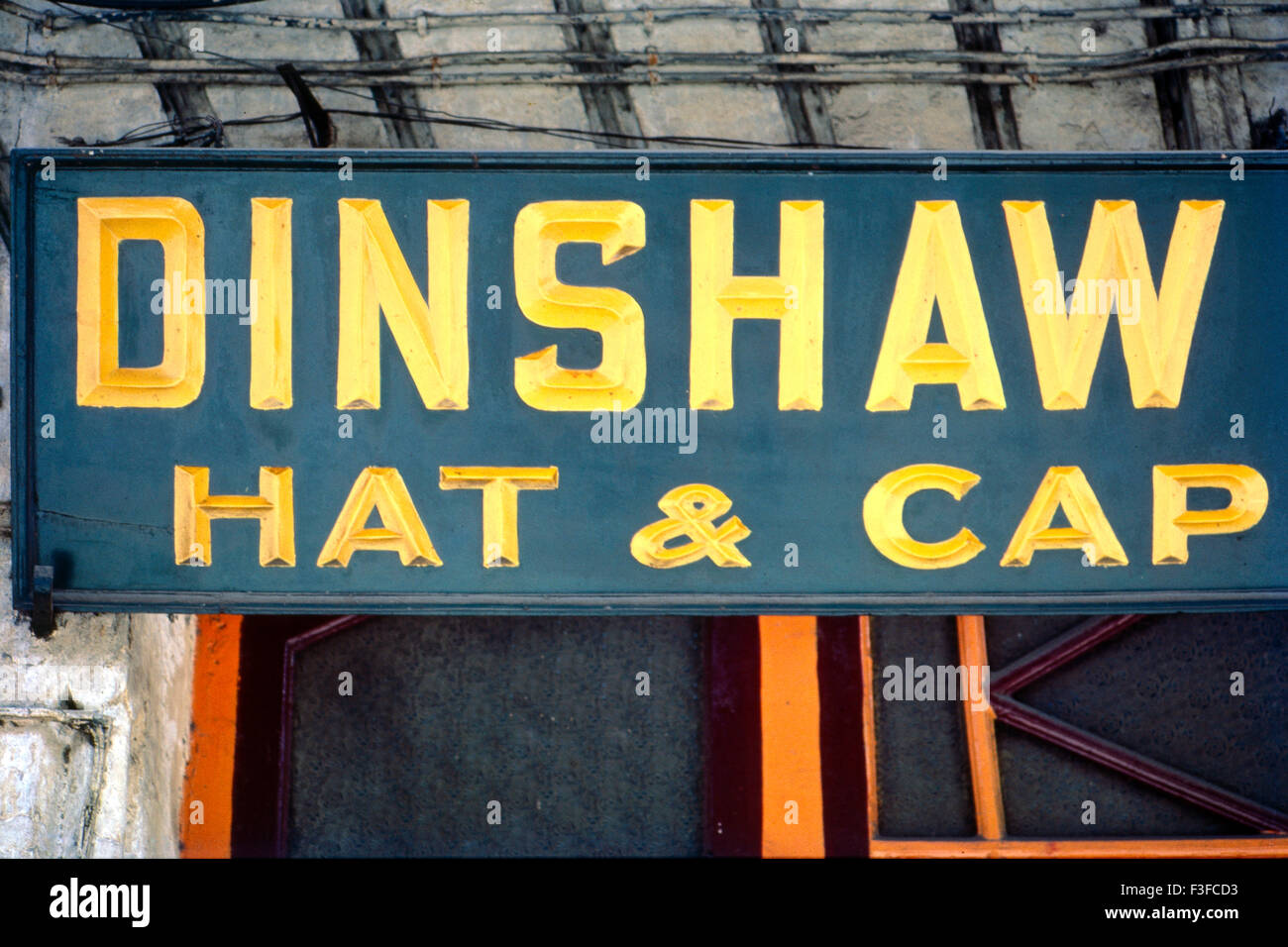 Typografie Art Deco Bombay Deco Mumbai Maharashtra Indien indo Deco Indischer artdeco künstlerisches extravagantes Namensgebäude Äußere Moderne Schriftarten Erhöhung dekorative Fassadenförderung asien asiatisch Stockfoto