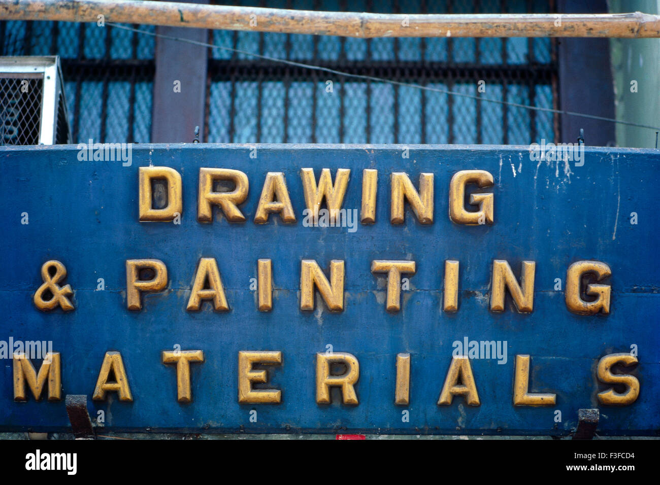 Typografie Art Deco Bombay Deco Mumbai Maharashtra Indien indo Deco Indischer artdeco künstlerisches extravagantes Namensgebäude Äußere Moderne Schriftarten Erhöhung dekorative Fassadenförderung asien asiatisch Stockfoto