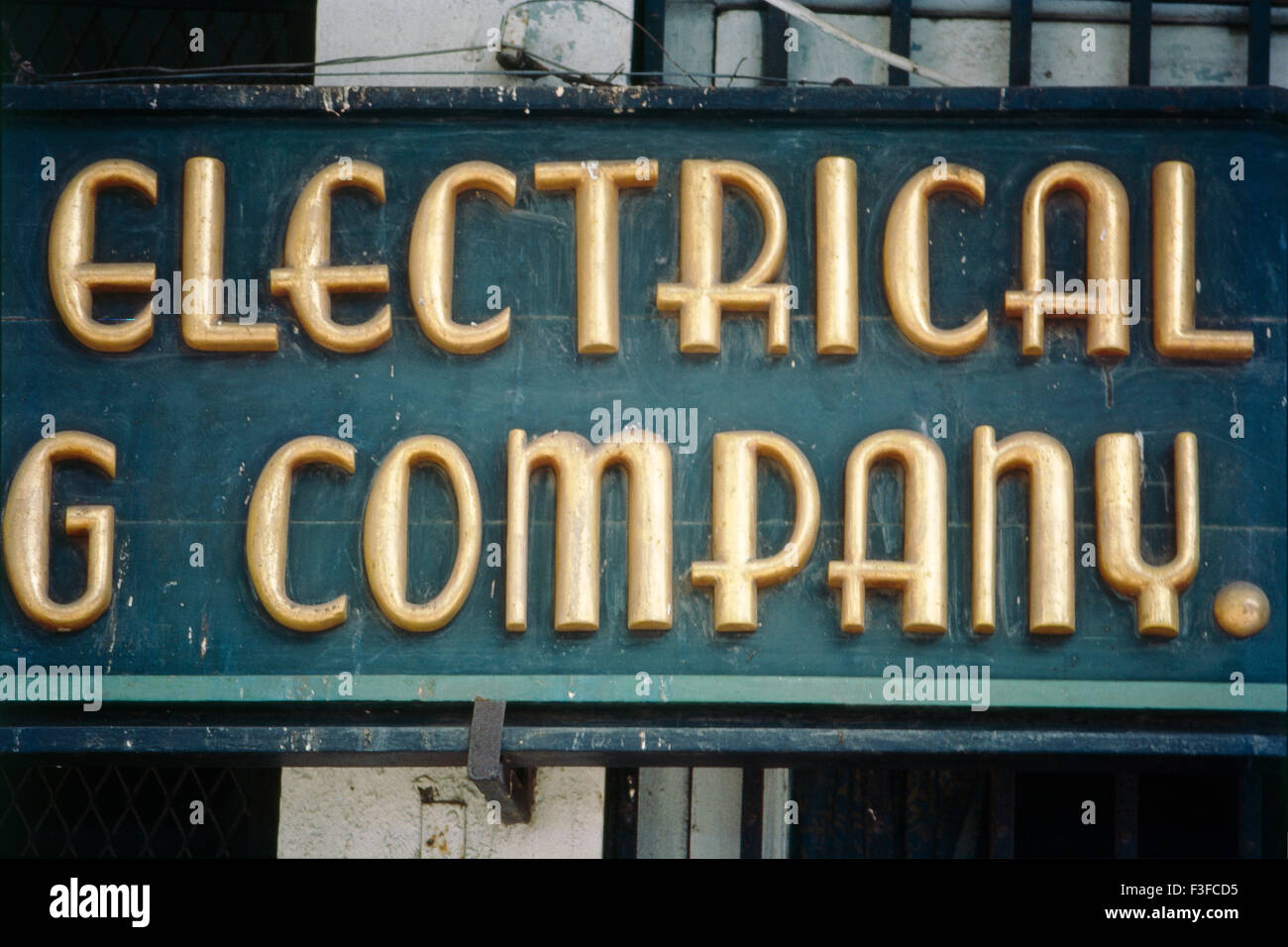 Typografie Art Deco Bombay Deco Mumbai Maharashtra Indien indo Deco Indischer artdeco künstlerisches extravagantes Namensgebäude Äußere Moderne Schriftarten Erhöhung dekorative Fassadenförderung asien asiatisch Stockfoto