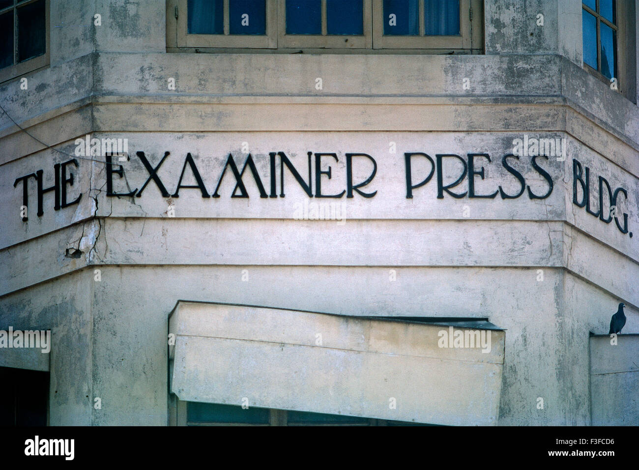 Typografie Art Deco Bombay Deco Mumbai Maharashtra Indien indo Deco Indischer artdeco künstlerisches extravagantes Namensgebäude Äußere Moderne Schriftarten Erhöhung dekorative Fassadenförderung asien asiatisch Stockfoto