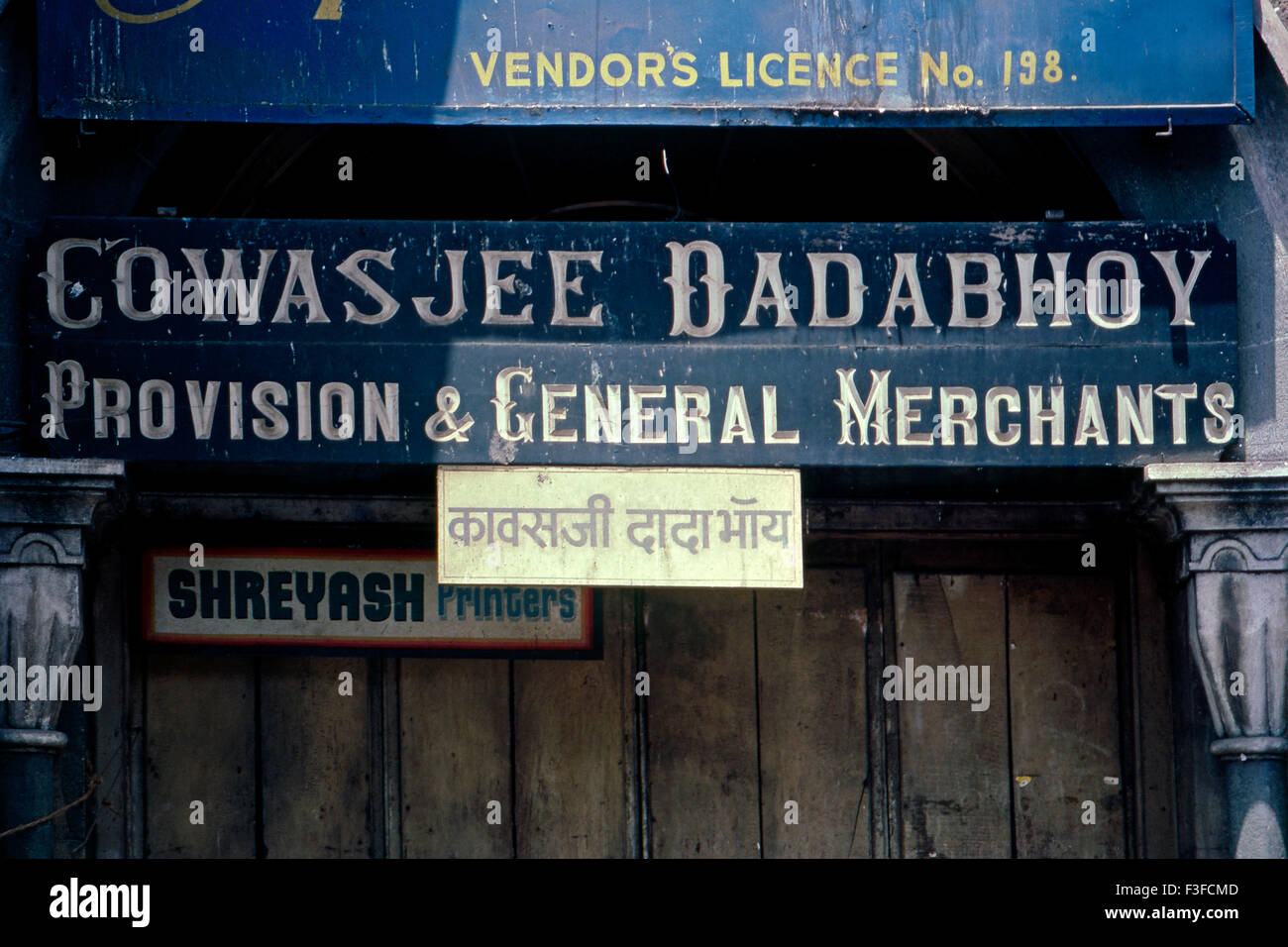 Typografie Art Deco Bombay Deco Mumbai Maharashtra Indien indo Deco Indischer artdeco künstlerisches extravagantes Namensgebäude Äußere Moderne Schriftarten Erhöhung dekorative Fassadenförderung asien asiatisch Stockfoto