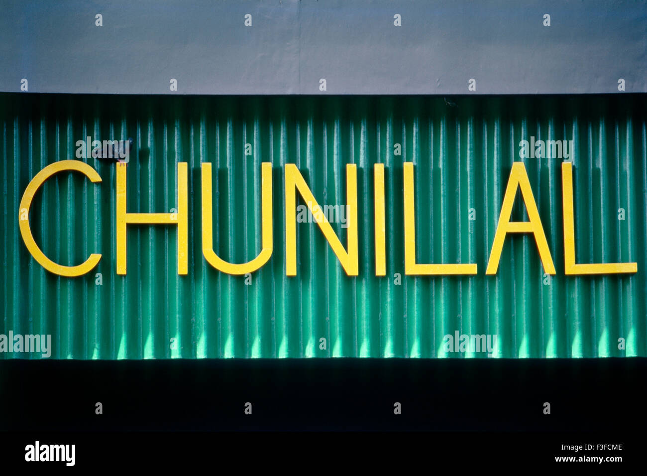 Typografie Art Deco Bombay Deco Mumbai Maharashtra Indien indo Deco Indischer artdeco künstlerisches extravagantes Namensgebäude Äußere Moderne Schriftarten Erhöhung dekorative Fassadenförderung asien asiatisch Stockfoto