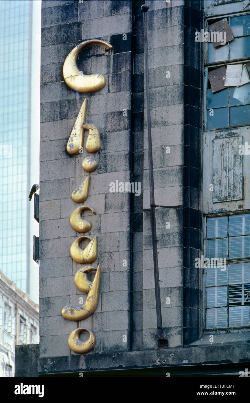 Typografie Art Deco Bombay Deco Mumbai Maharashtra Indien indo Deco Indischer artdeco künstlerisches extravagantes Namensgebäude Äußere Moderne Schriftarten Erhöhung dekorative Fassadenförderung asien asiatisch Stockfoto