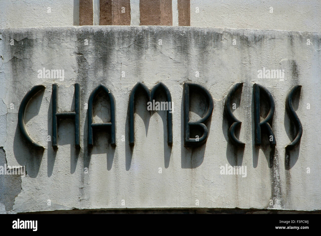 Typografie Art Deco Bombay Deco Mumbai Maharashtra Indien indo Deco Indischer artdeco künstlerisches extravagantes Namensgebäude Äußere Moderne Schriftarten Erhöhung dekorative Fassadenförderung asien asiatisch Stockfoto