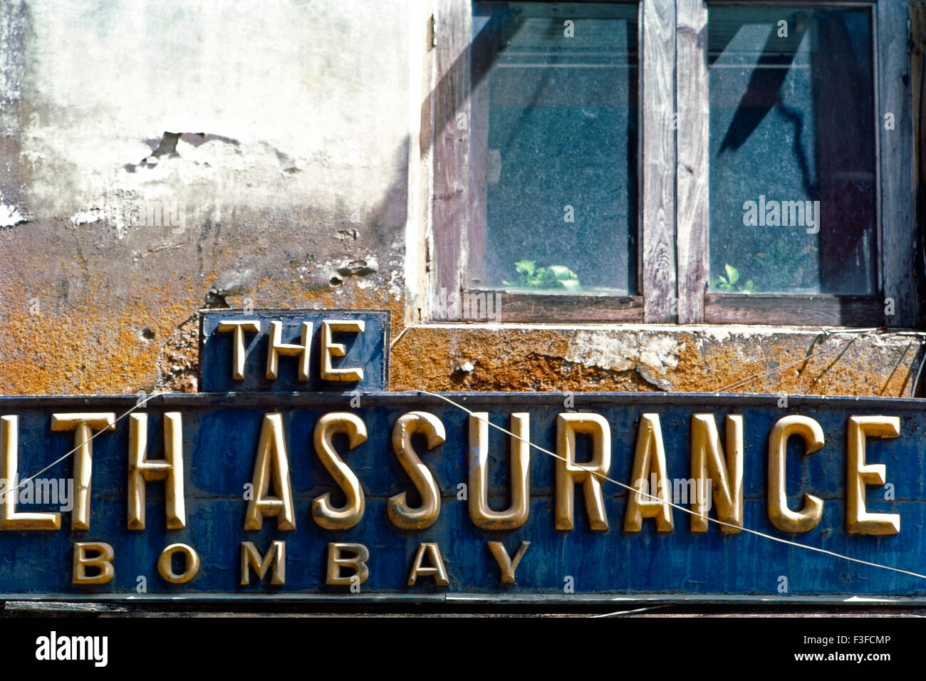Typografie Art Deco Bombay Deco Mumbai Maharashtra Indien indo Deco Indischer artdeco künstlerisches extravagantes Namensgebäude Äußere Moderne Schriftarten Erhöhung dekorative Fassadenförderung asien asiatisch Stockfoto