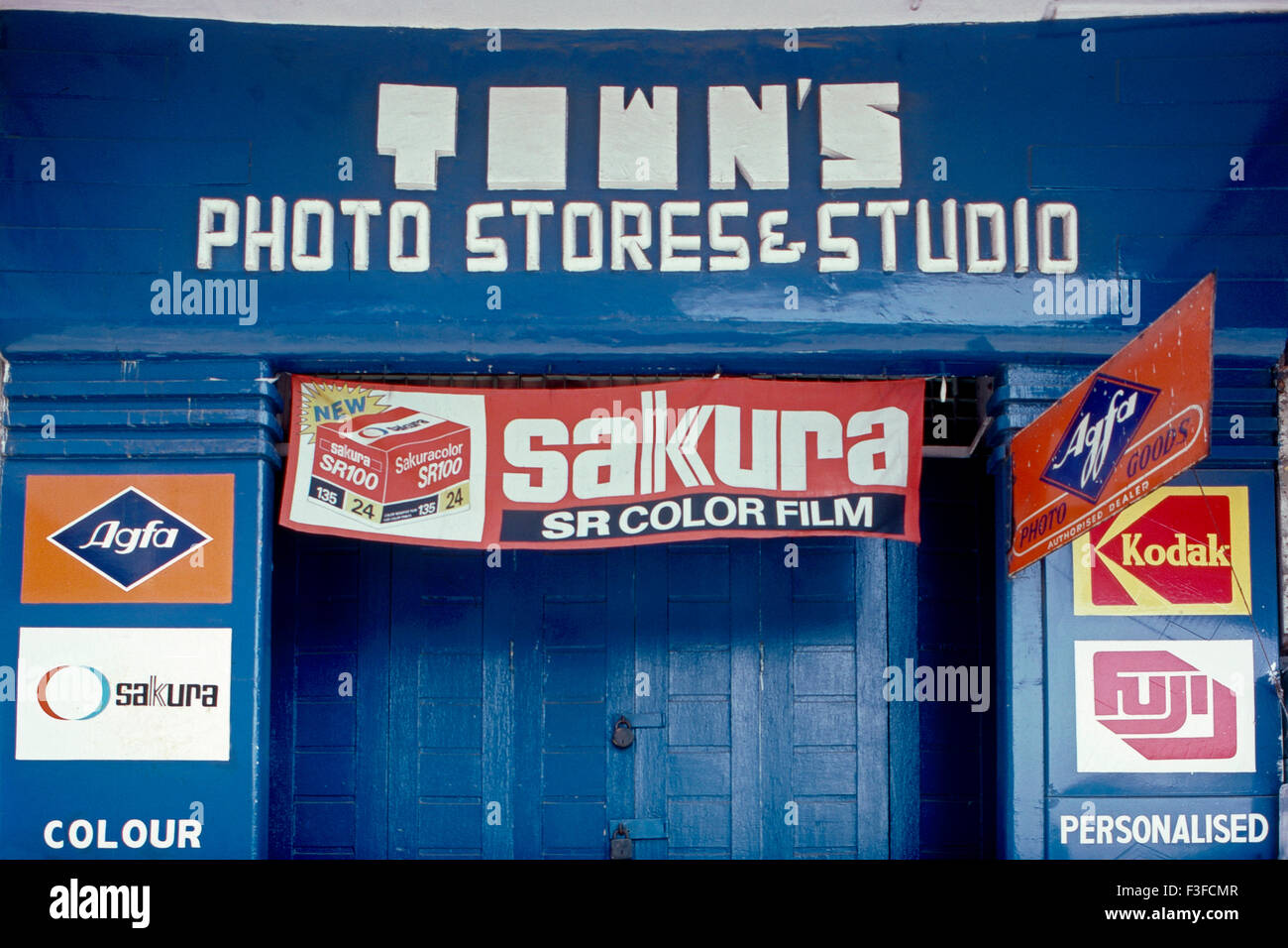 Typografie Art Deco Bombay Deco Mumbai Maharashtra Indien indo Deco Indischer artdeco künstlerisches extravagantes Namensgebäude Äußere Moderne Schriftarten Erhöhung dekorative Fassadenförderung asien asiatisch Stockfoto