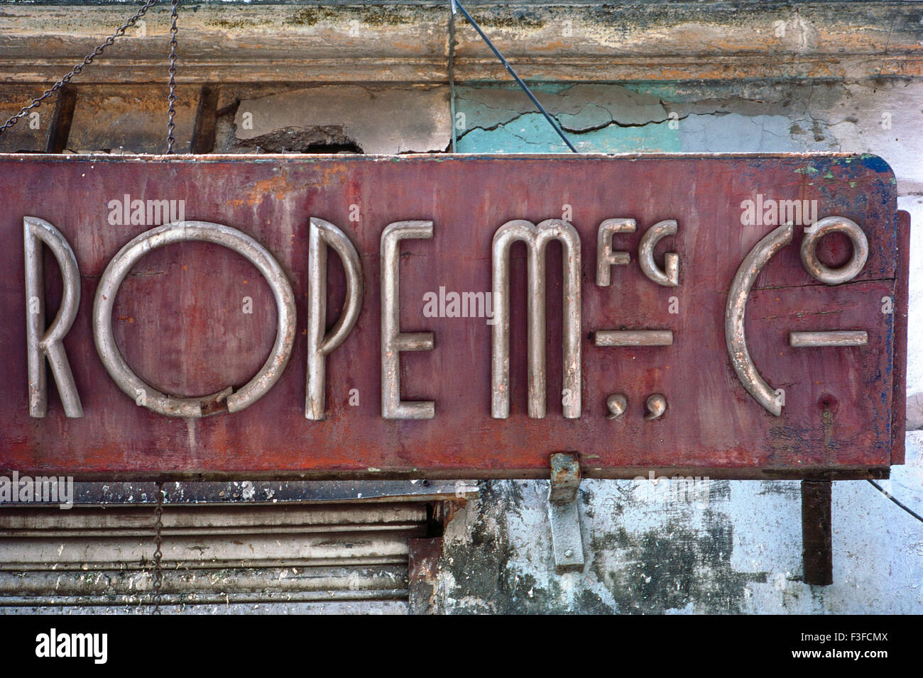 Typografie Art Deco Bombay Deco Mumbai Maharashtra Indien indo Deco Indischer artdeco künstlerisches extravagantes Namensgebäude Äußere Moderne Schriftarten Erhöhung dekorative Fassadenförderung asien asiatisch Stockfoto