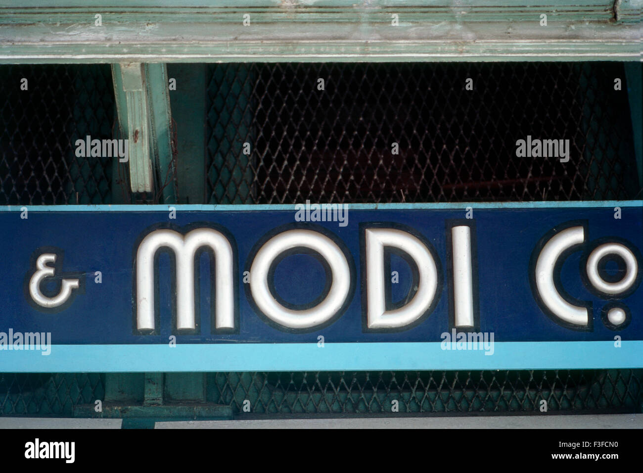 Typografie Art Deco Bombay Deco Mumbai Maharashtra Indien indo Deco Indischer artdeco künstlerisches extravagantes Namensgebäude Äußere Moderne Schriftarten Erhöhung dekorative Fassadenförderung asien asiatisch Stockfoto