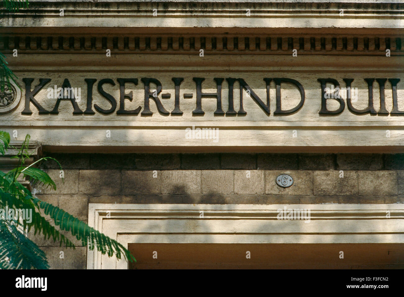 Typografie Art Deco Bombay Deco Mumbai Maharashtra Indien indo Deco Indischer artdeco künstlerisches extravagantes Namensgebäude Äußere Moderne Schriftarten Erhöhung dekorative Fassadenförderung asien asiatisch Stockfoto