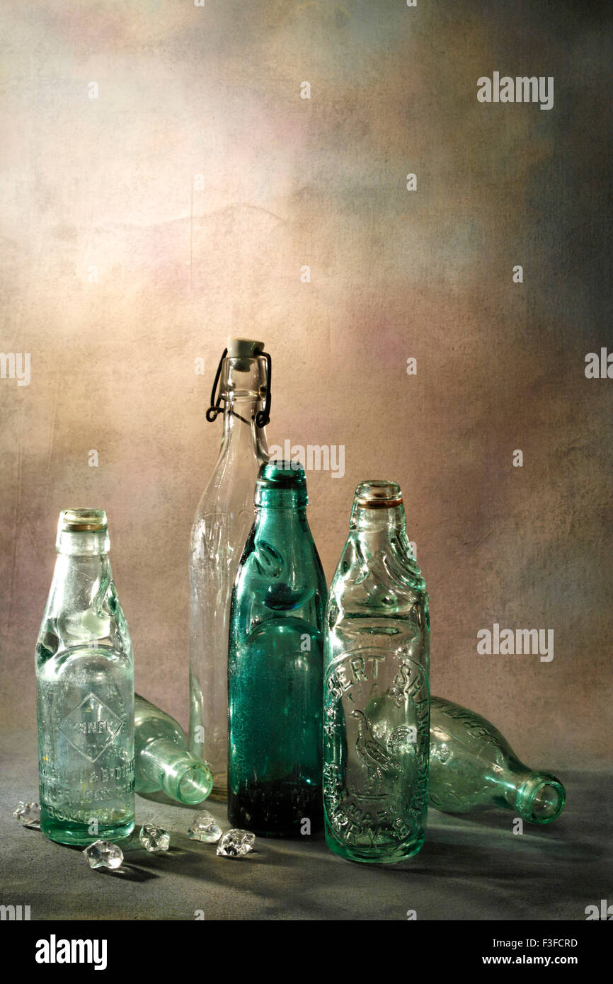 Kunst Glashütte klassische Flaschen mit abstrakten Hintergrund Stockfoto
