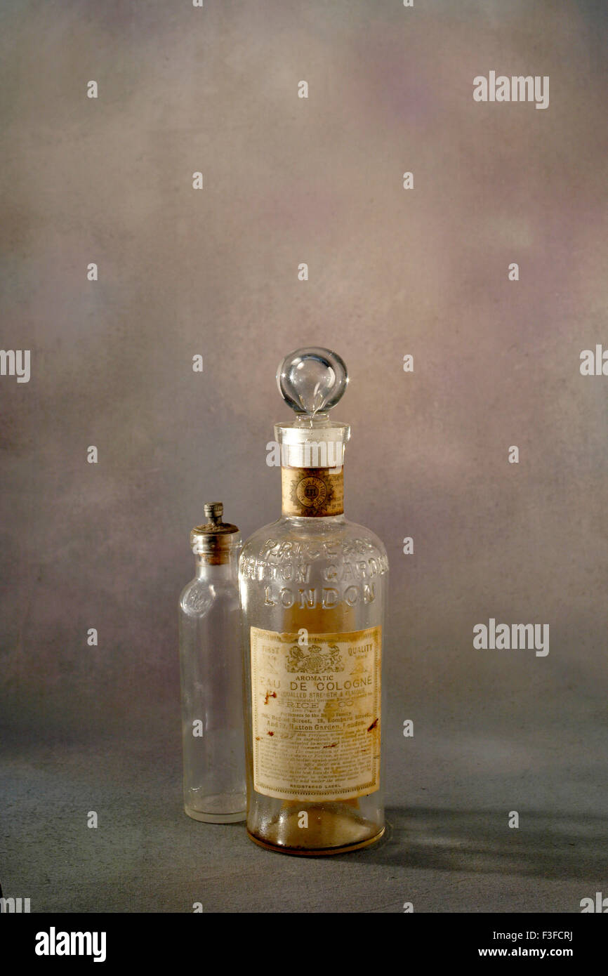Kunst klassische Glaswerk Flasche mit abstrakten Hintergrund Stockfoto
